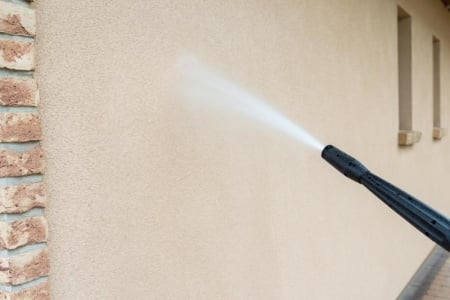 D&eacute;capage de fa&ccedil;ade : quelle technique pour un r&eacute;sultat durable ?